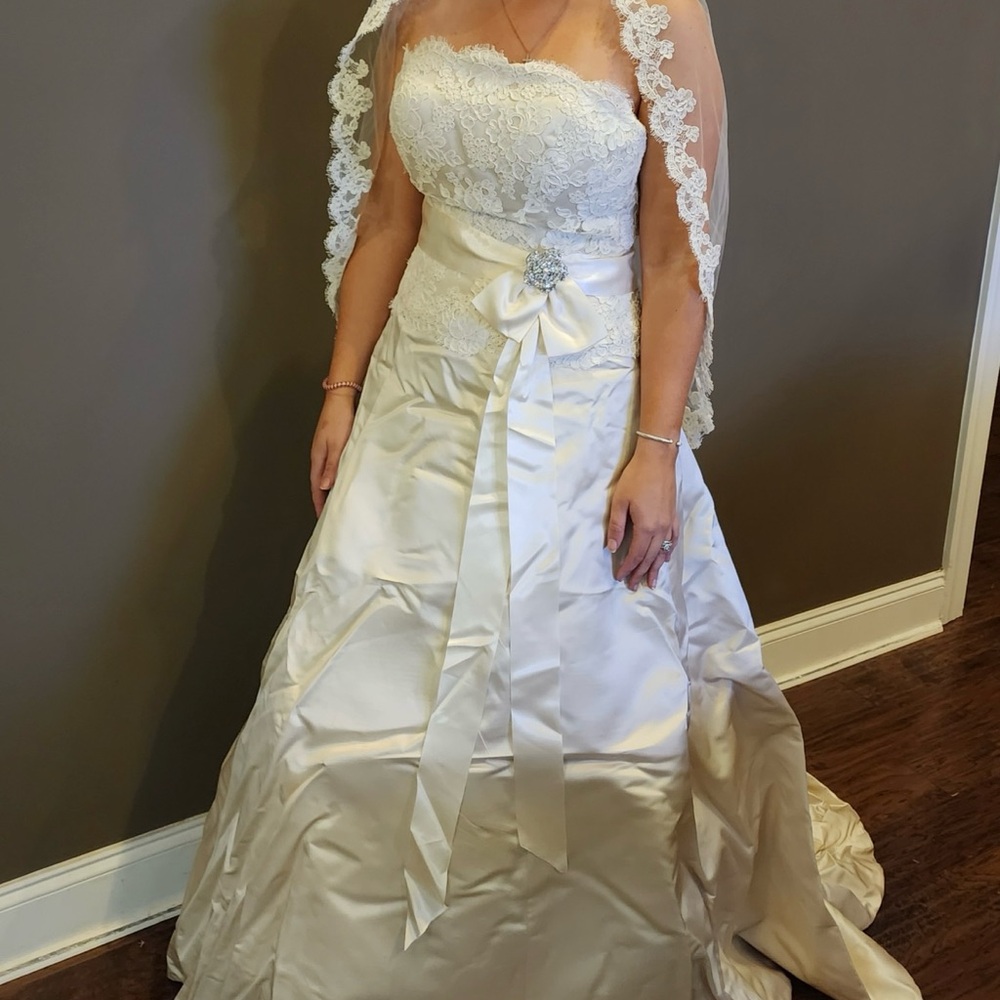 Elegant Cream Wedding Dress - Size 8